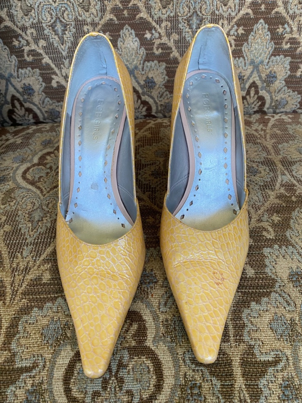 BCBGirls Yellow Croc-Embossed Leather Pointed Toe Stiletto Pump Sz 9B Preowned